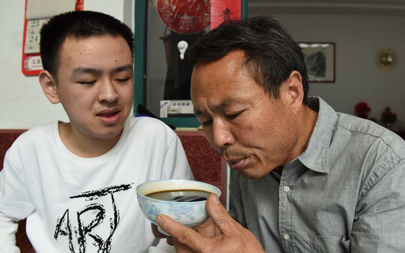 临沂乡村教师自学中医苦练医术为子续命