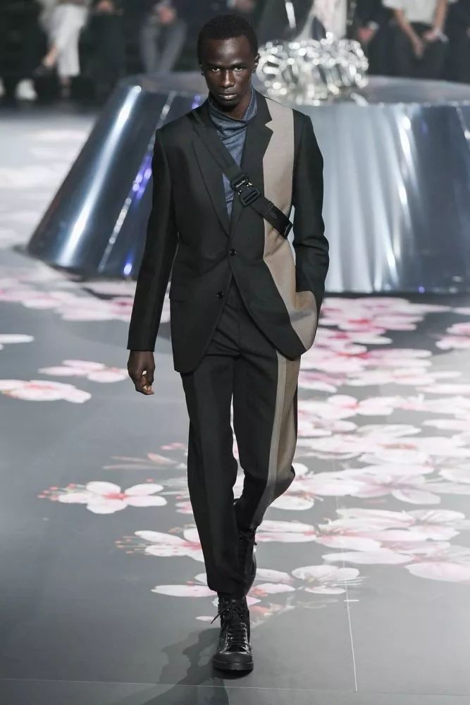 在2019年比别人先潮一步这件事上，我认为SM元素必须有