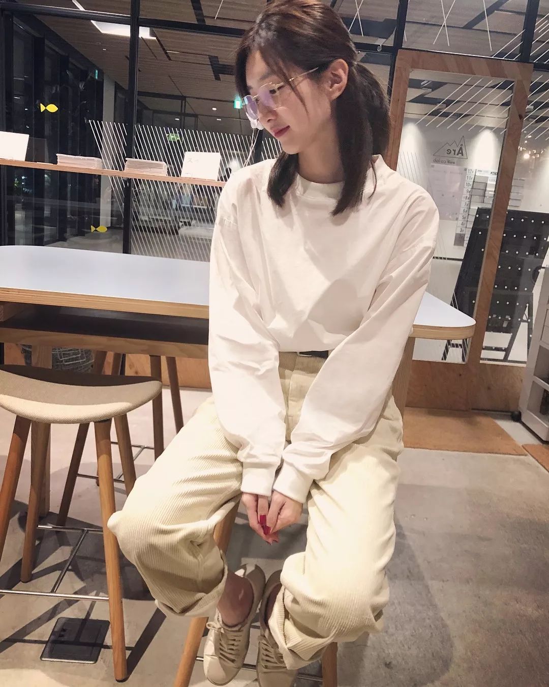 江疏影穿搭日常,照片中的江疏影身穿拼接格子衬衫