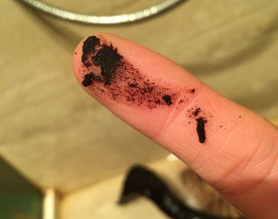 沉木泡了一年了还是掉色,沉木发黑怎么彻底处理