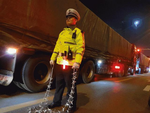 他为什么如此疯狂？“逃跑”+连撞20多米护栏！