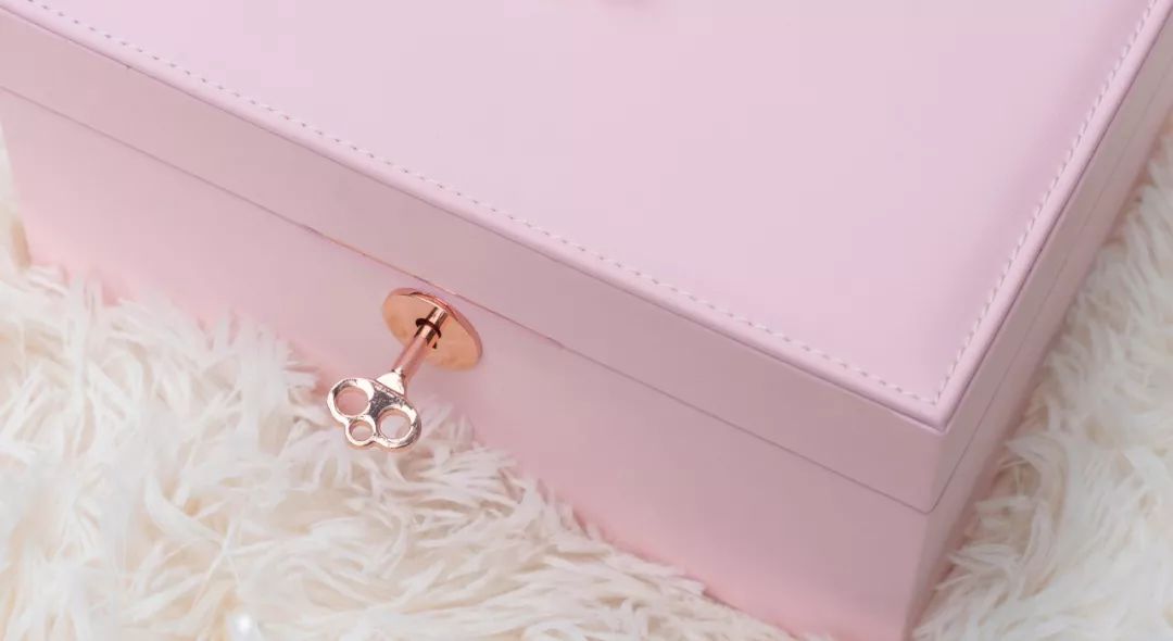 比起项链、耳环、戒指，女孩子更需要这个礼物|智黑智选