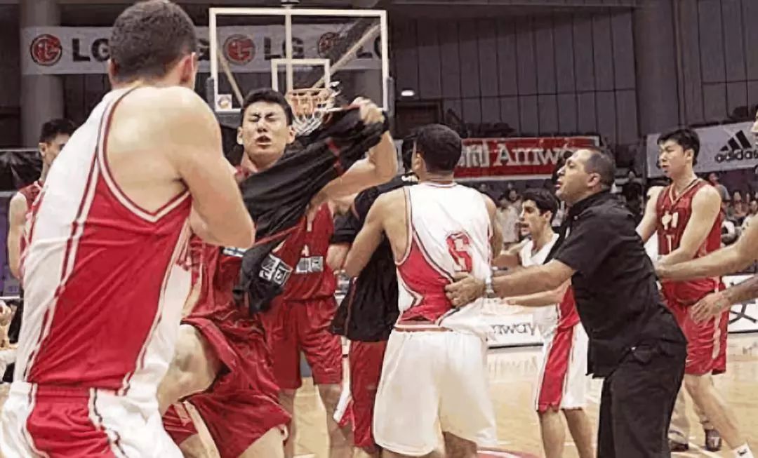 江湖从此无飞刀，八一再无李团长，中国男篮却多了一位将帅。