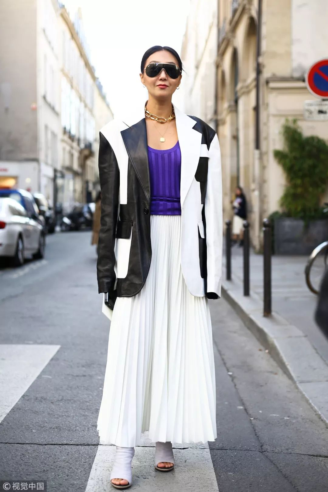 长百褶裙配黑色西装,百褶裙配西装领马甲