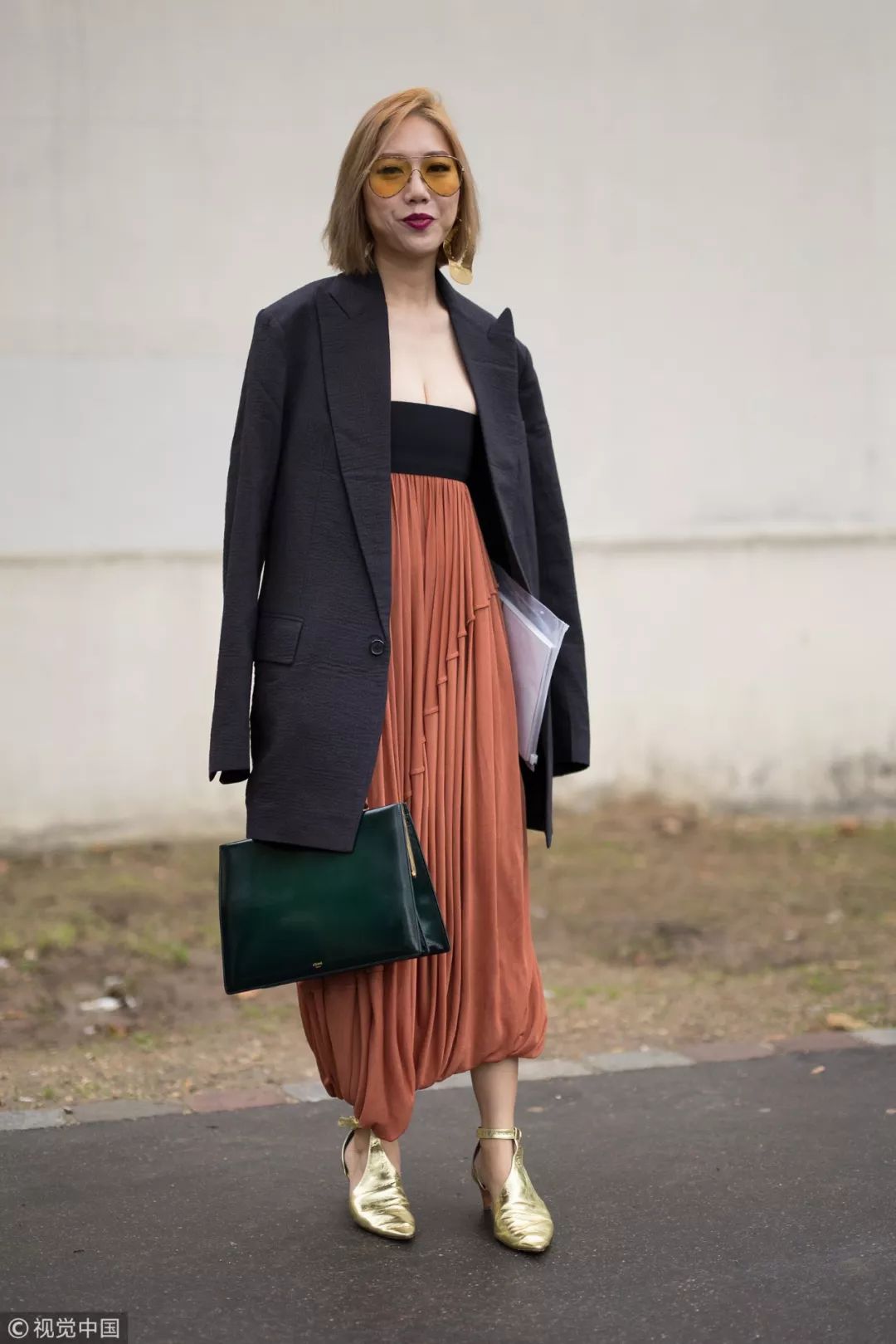 长百褶裙配黑色西装,百褶裙配西装领马甲