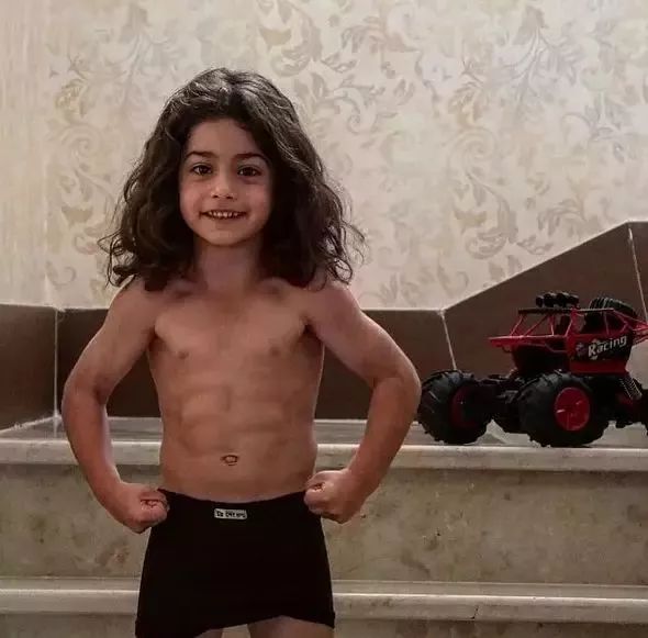 泰山腹肌小孩,五岁小孩儿8块腹肌