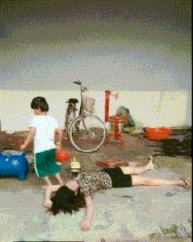 ▶昨天老妈教弟弟做作业，我弟不动脑筋思考，每道题都问...