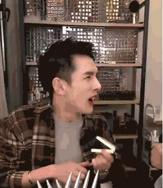 口红一哥李佳琦一秒买完所有口红,李佳琦五分钟卖光15万支口红视频