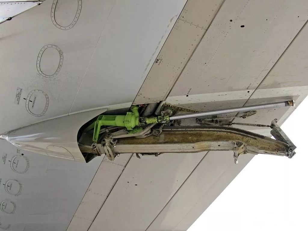 飞机上中下机翼作用,飞机的各个机翼有什么用