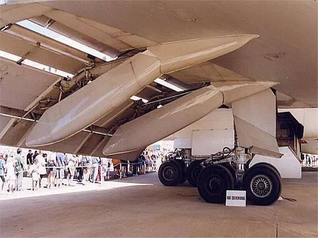 飞机上中下机翼作用,飞机的各个机翼有什么用