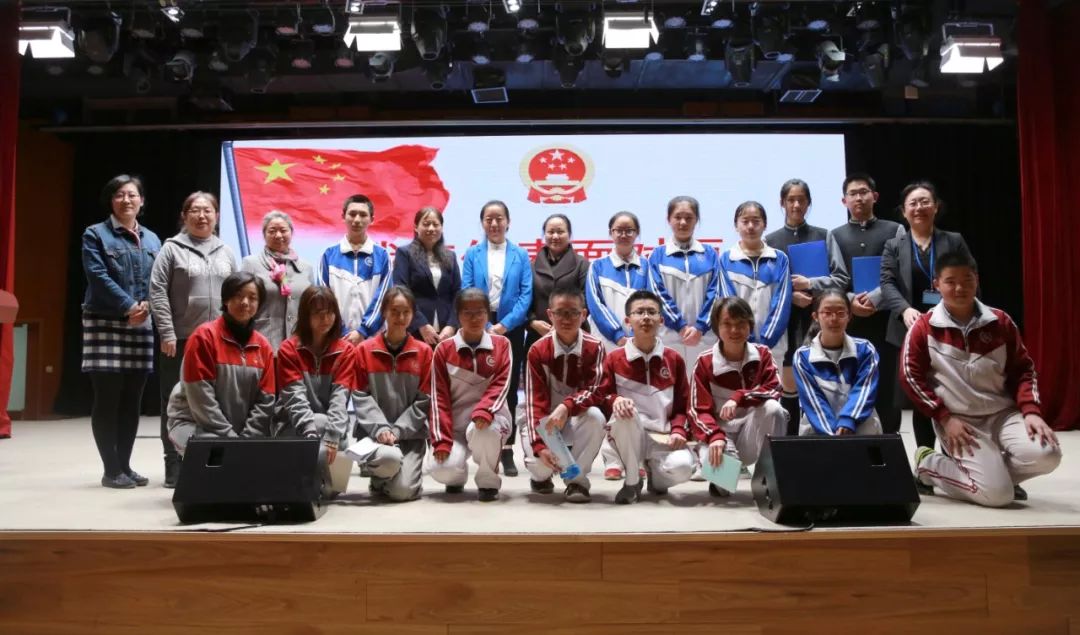 *会两**期间，为什么首师大二附中的操场上每天都排起了长队？