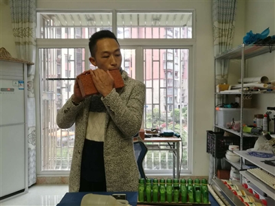 小伙用废弃的水管制作笛子,砖头做成笛子