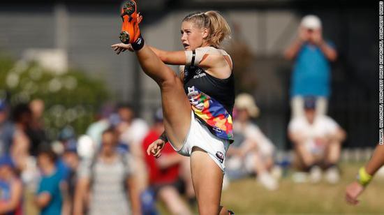 澳女球星射门照遭“键盘侠”网络*力暴**：这是*虐性**待