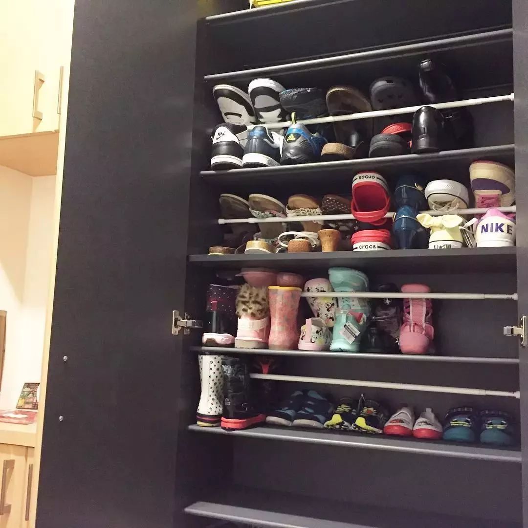 鞋柜格子太高如何多放几层鞋子,鞋柜里的鞋子怎么摆放节省空间