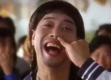 武汉小伙为网恋“女友”一晚上充8千多话费，结果对方是三个抠脚大汉…