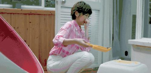 这只金毛老捉弄小猫咪，到底什么仇什么怨啊5555