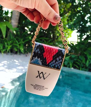 挤爆了！这个鎏*瓶金**成为今年免税店hin难抢的货!