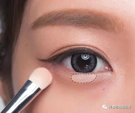 温柔又元气的杏粉色妆容,粉色系光泽感妆容