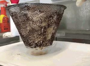 去污“高科技”！焦黑锅底、油垢、霉菌，喷一喷全消失