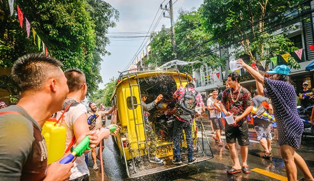 泼水节狂欢泰国,19年清迈泼水节真的太爽了
