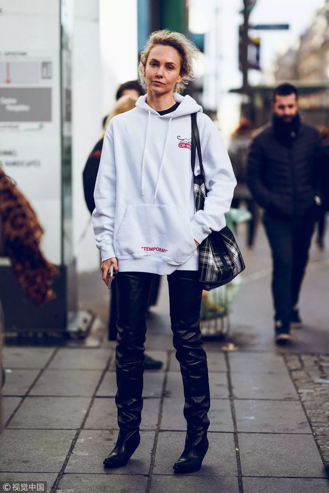 杨幂穿粉色卫衣配紧身运动裤,杨幂穿白色紧身裤穿搭