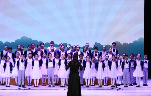 一场总结汇报会，为何这些学生们成了“焦点”？