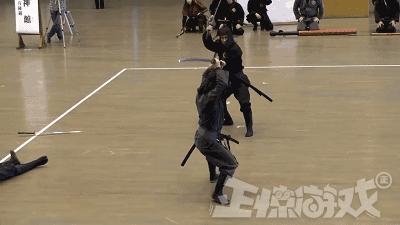 正经GIF囧图:女人不要和男人比骚,地铁上的泳装让人把持不住