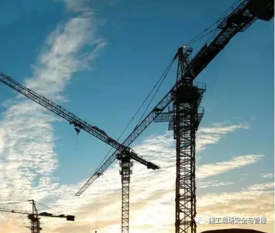 发生塔吊倒塌最根本原因是,塔吊倒塌的原因和处理方案
