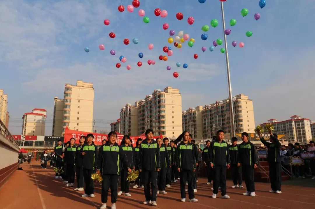 定格精彩瞬间彰显体育精神,丹棱中学60届田径运动会精彩瞬间