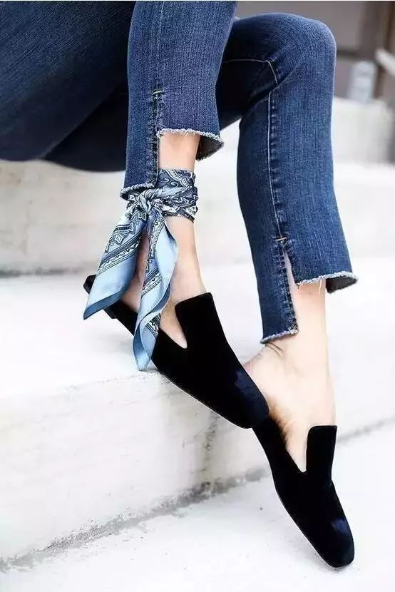 丝巾新系法这样穿美出新高度,秋冬细窄条丝巾的系法大全