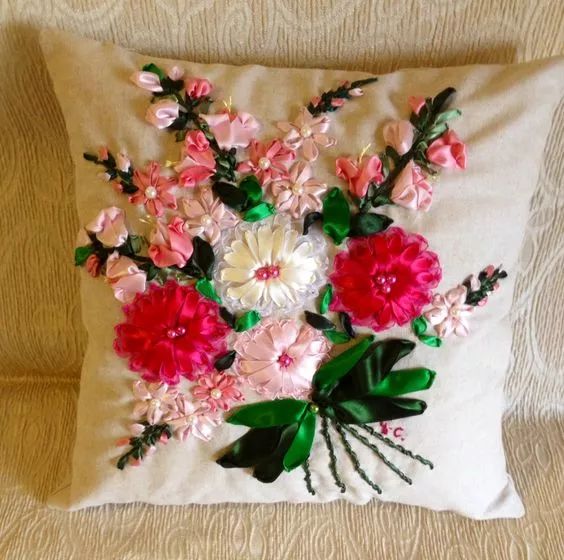 抱枕买个纯色的就够，这样缝几针，要多美有多美！