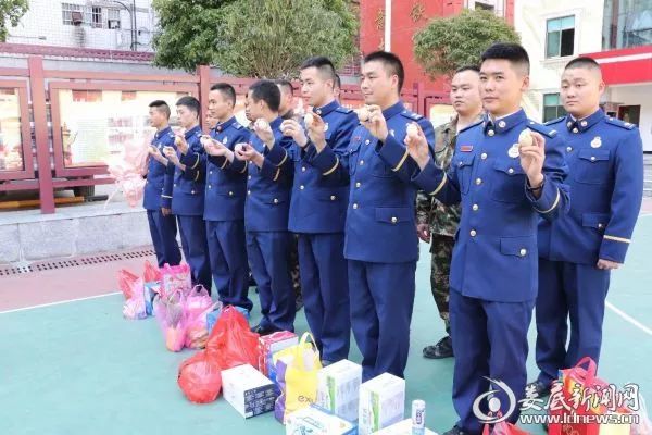 致敬每一位逆行的消防战士,致敬最美逆行者医护人员和消防员