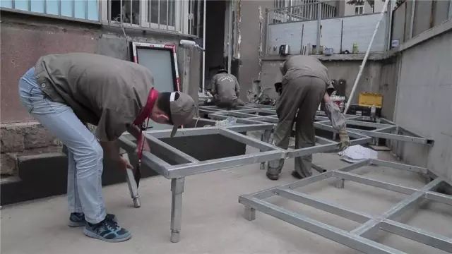 他用14天改造6口之家，只为给她一线生机！