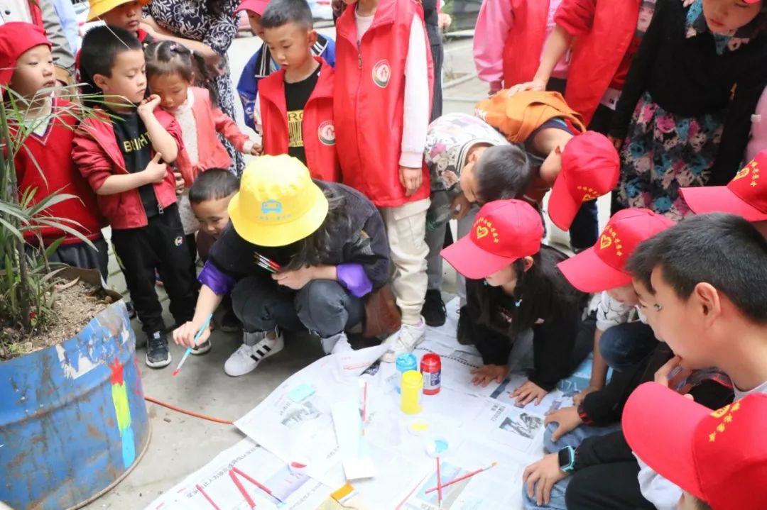 青·志愿|“拾彩添景·聚爱小巷”活动走进羊安镇，你我协作美化生活