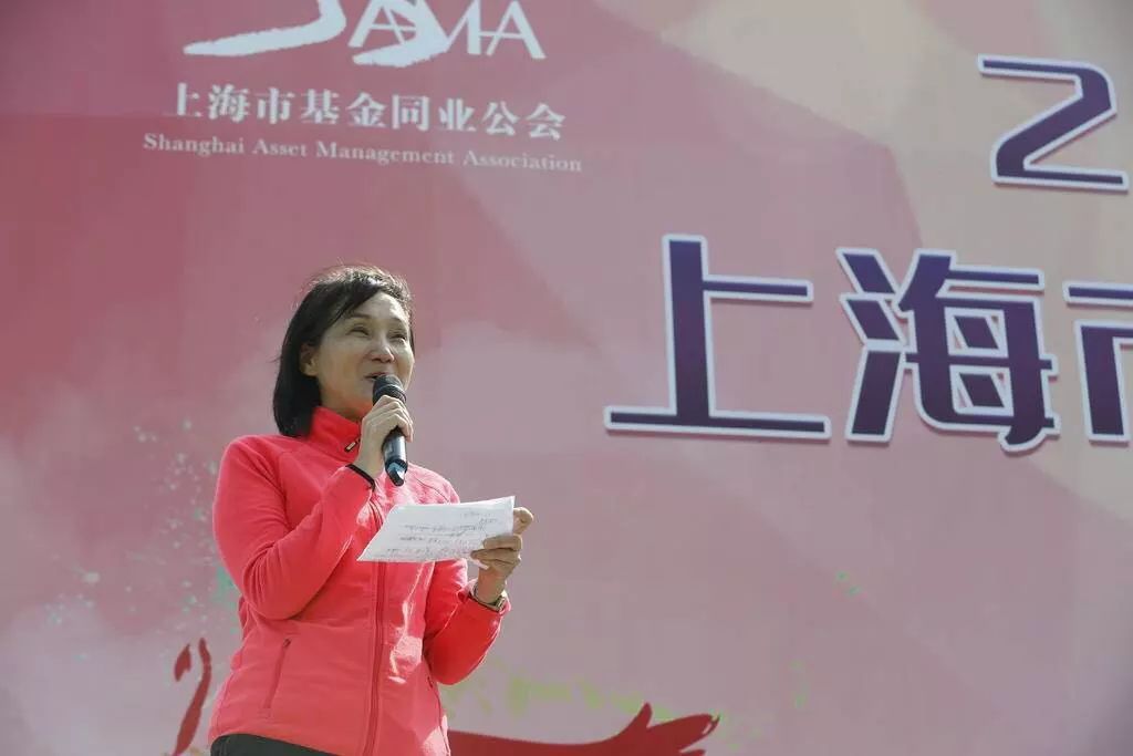 鸣锣开赛,鸣锣开市时刻中国公募