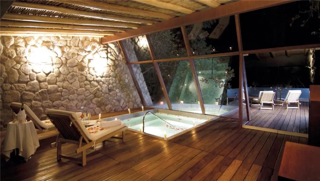 从此，LV不仅可以用来背，还可以用来睡…