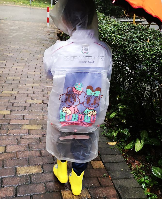 给孩子选雨衣有什么要求,雨衣雨鞋给孩子备好