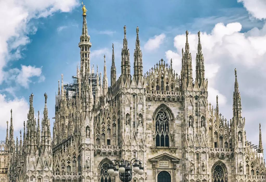 巴黎圣母院是如何被烧毁的,巴黎圣母院失去教堂功能多年