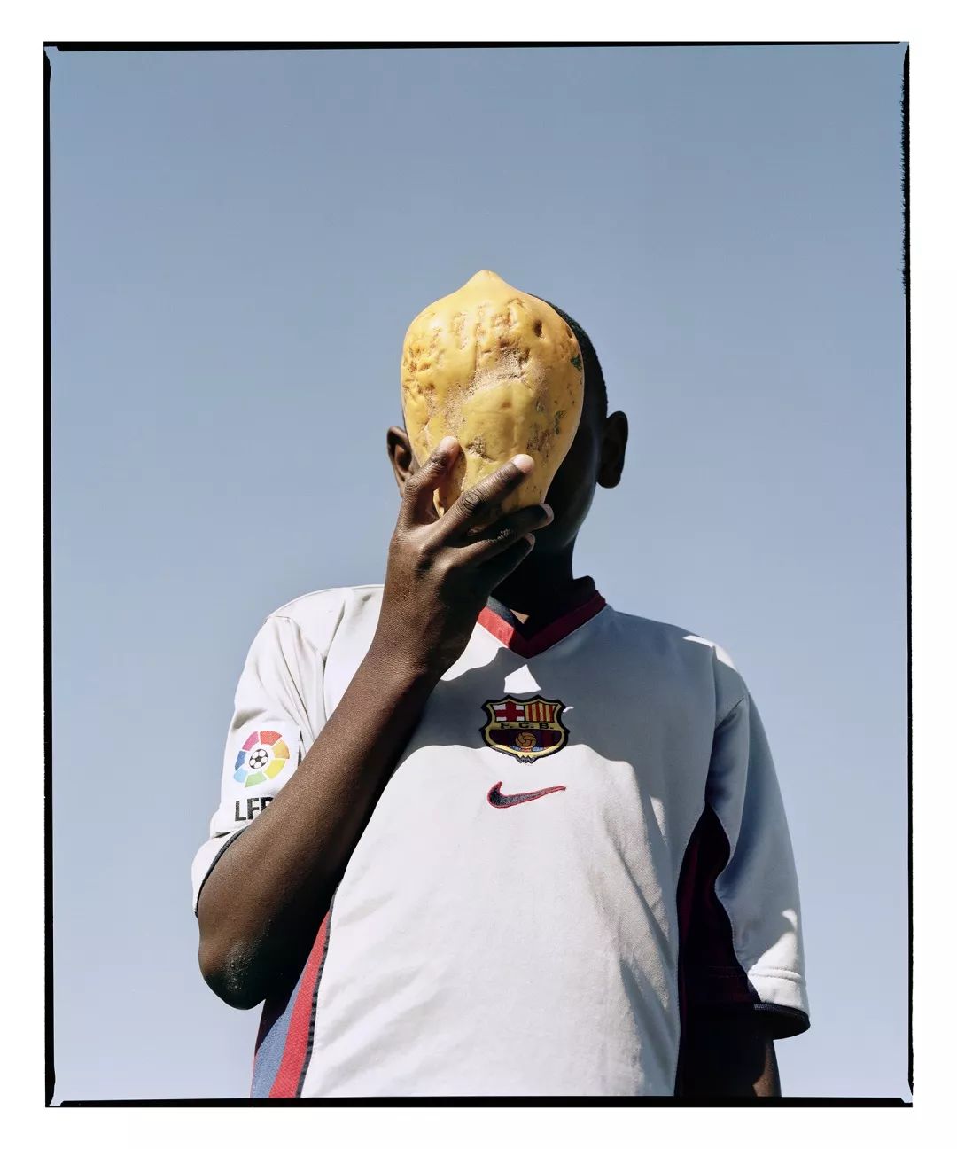 离开马普托之前，他将30件珍藏版球衣留给了非洲少年