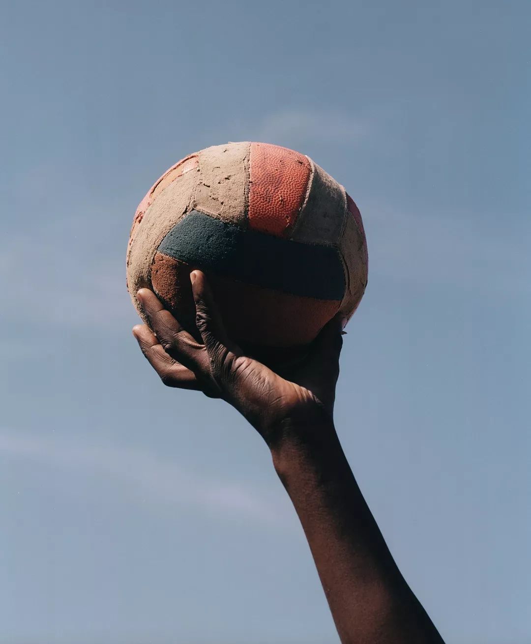 离开马普托之前，他将30件珍藏版球衣留给了非洲少年