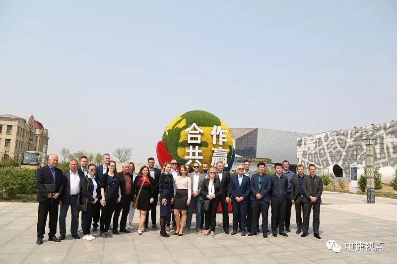 热烈欢迎斯洛伐克商务代表团来我区访问——我区举行中斯企业合作洽谈会