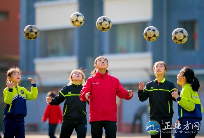 踢足球的女孩比赛,踢足球的快乐