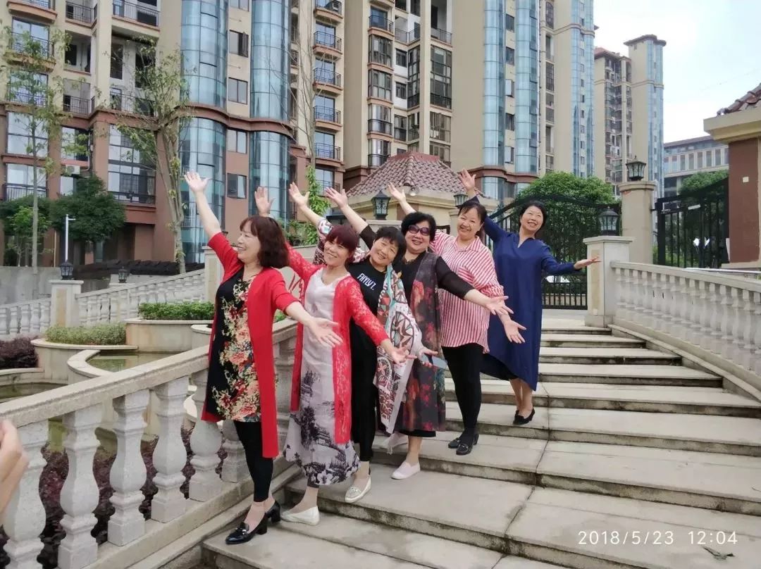 喜煞了！中国大妈外出旅游标准动作合辑！一招大雁南飞炫翻天！