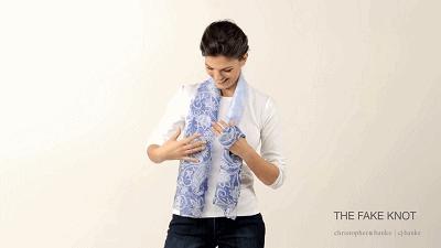 春天方丝巾怎么系好看,丝巾这样系简单时尚又清爽