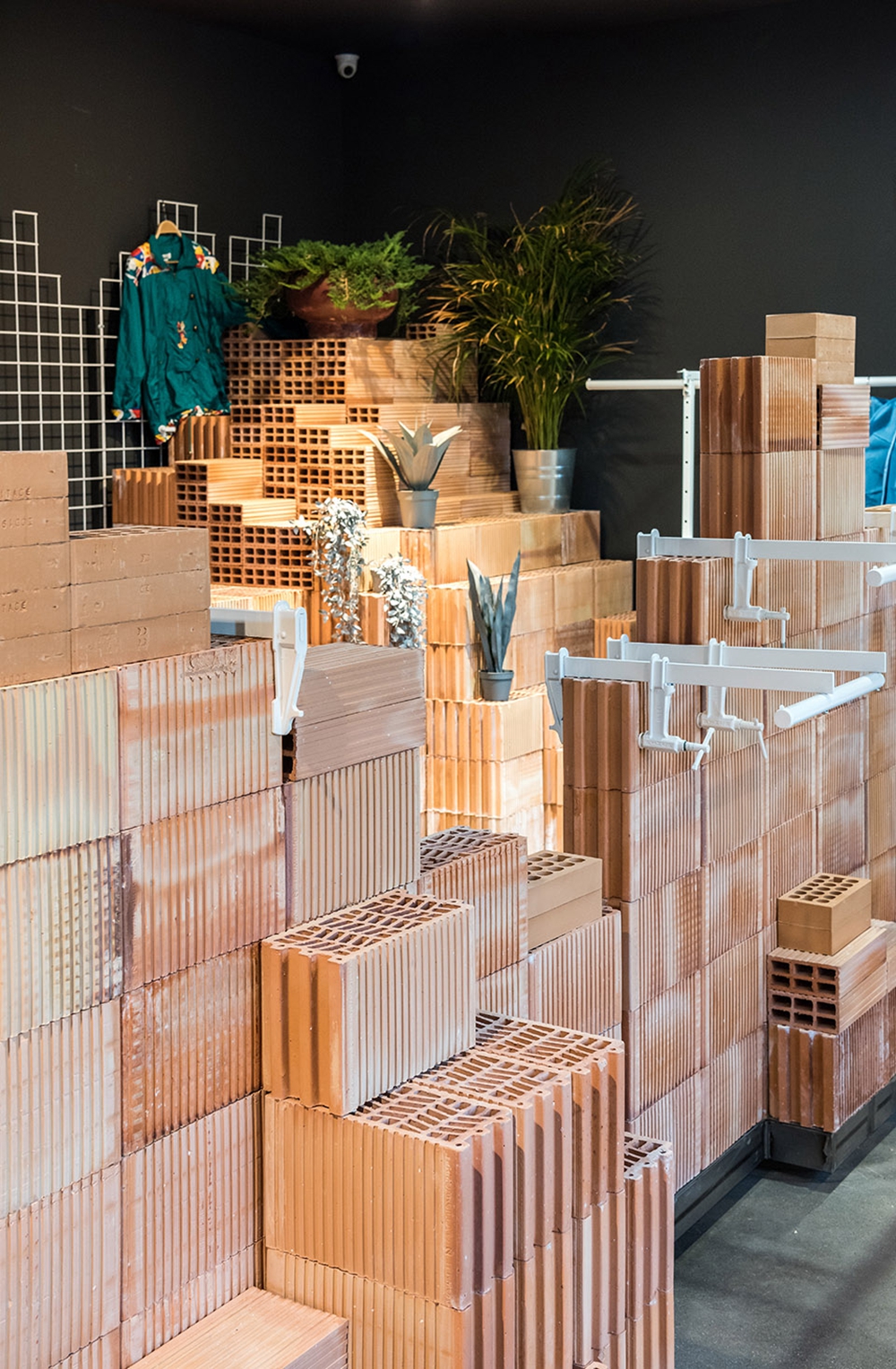 马德里开了家废墟服装店，这里有当下最流行的工业（地）风!