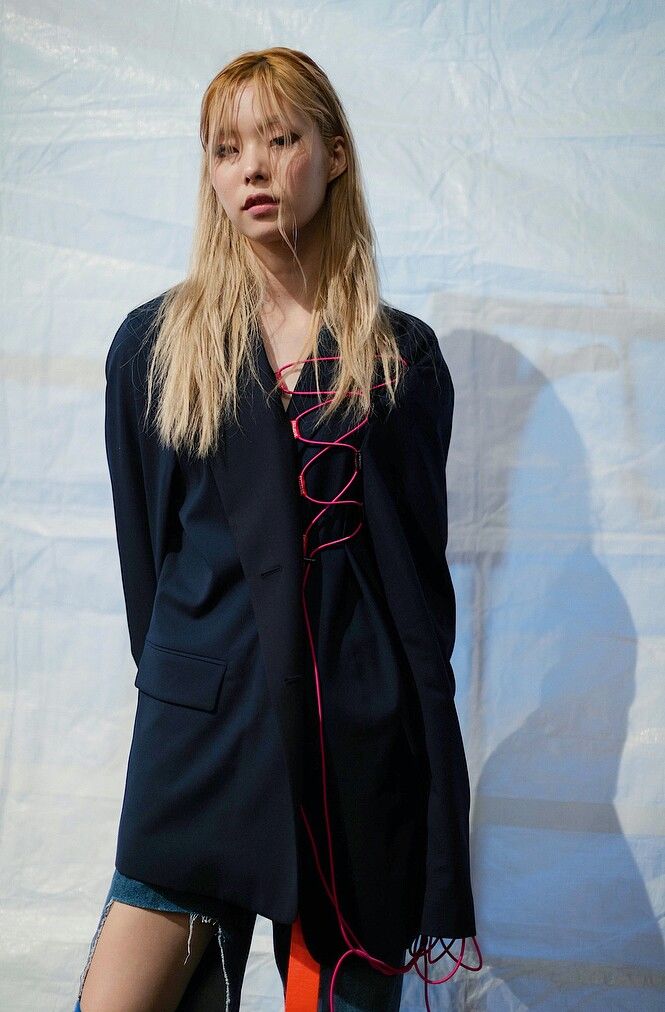 吴宣仪穿深v长裙,吴宣仪深v长裙