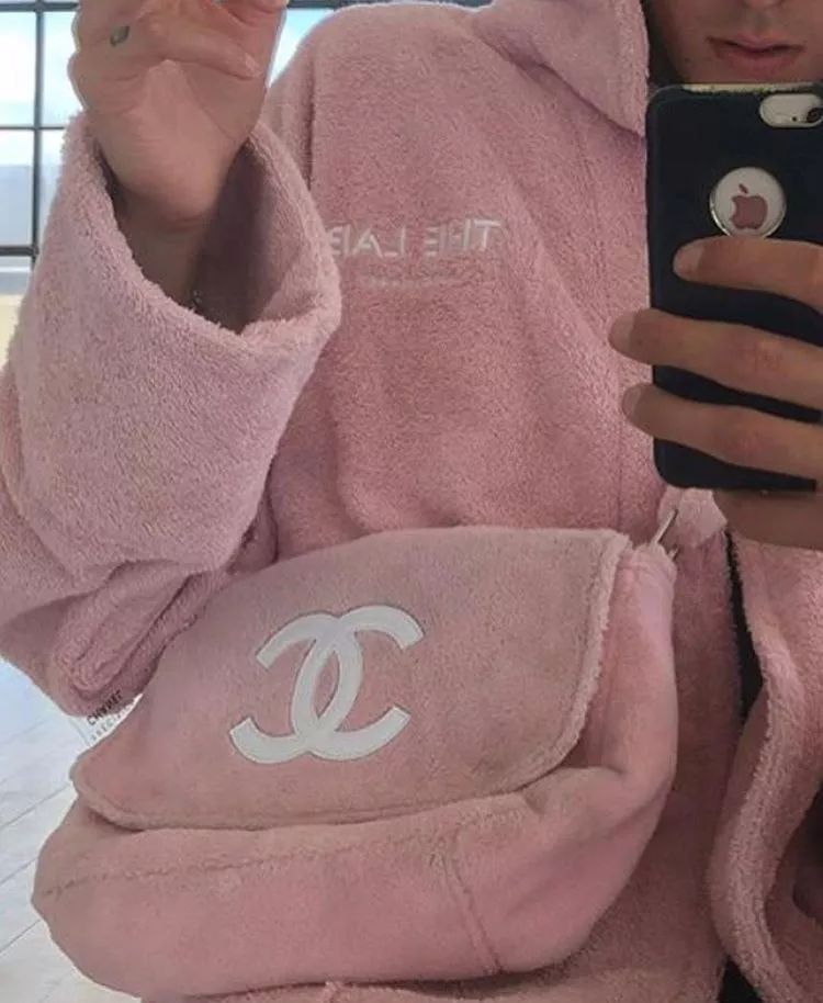 女生买假名牌,买假名牌的女孩