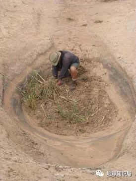 宇航员不小心掉进太空中,宇航员工作时不小心摔下太空