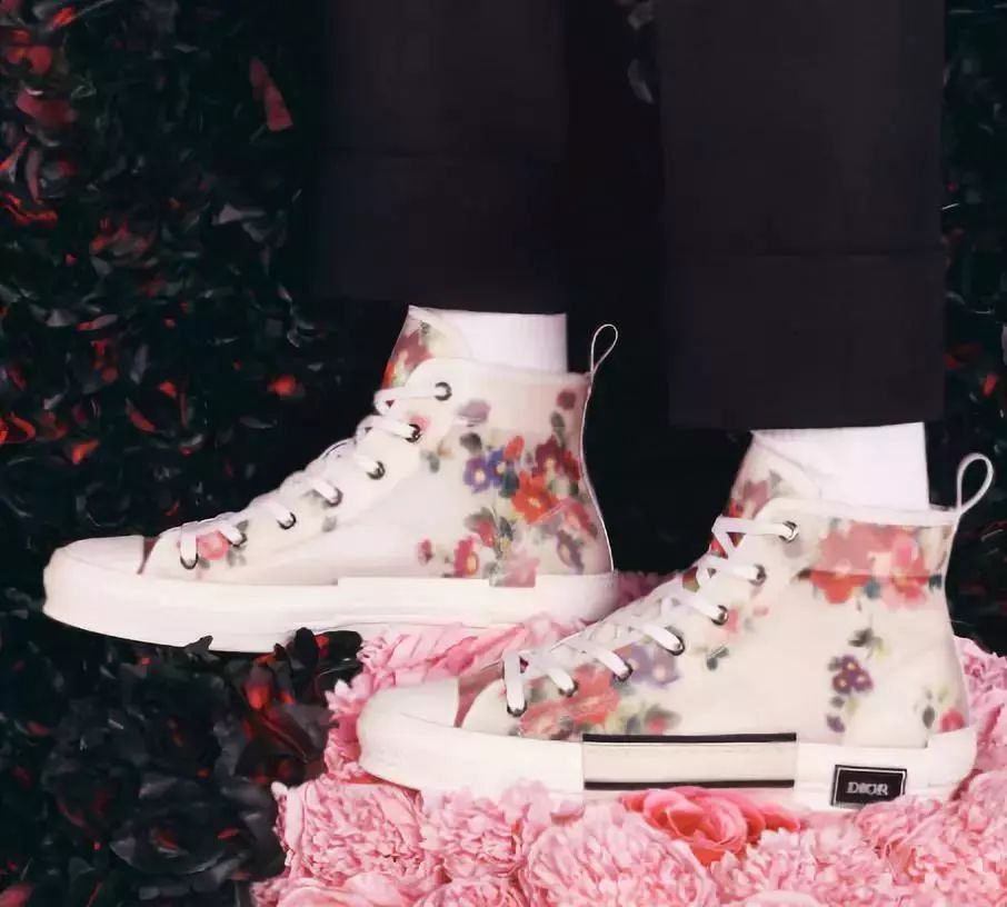 aj1和yeezy冰蓝哪个好,aj1和yeezy谁值得买