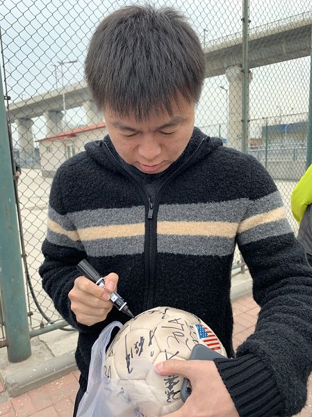 生日会的热闹没赶上？还有好戏！根伟送签名足球啦，来留言吧！